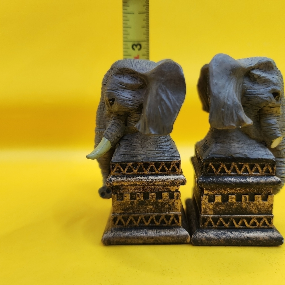 2 Wild Animals of Africa Elephants Brown Black Chess Pieces Ben Homer 2002 - Picture 8 of 9